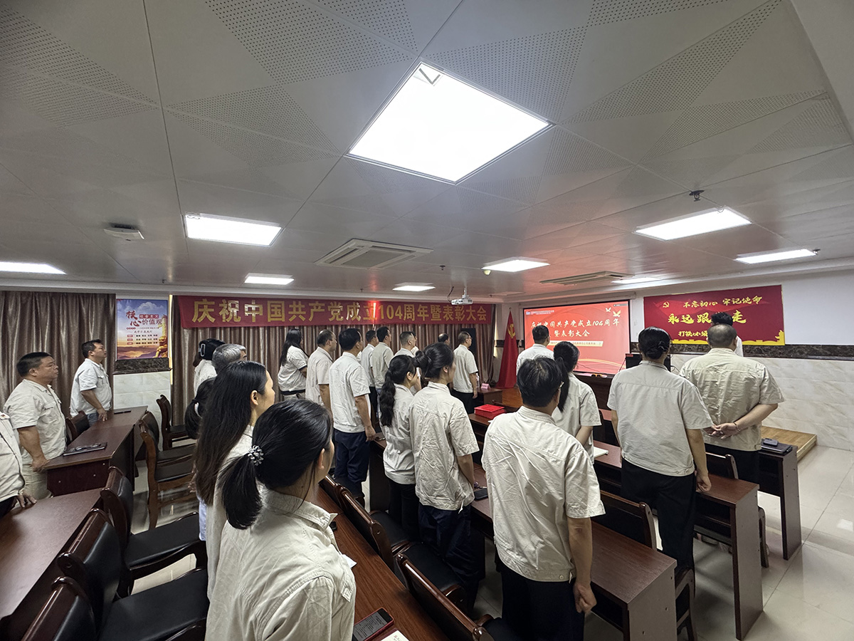 1751937718137869.jpg 1、唱国际歌.JPG