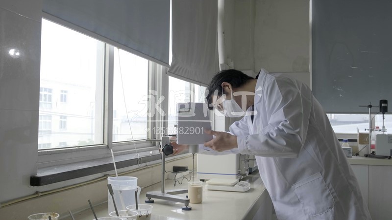 【深度技術解析】回南天木門開裂終結者！永固36%壓門膠實測數據揭秘：含水率≤9%背后的分子交聯技術