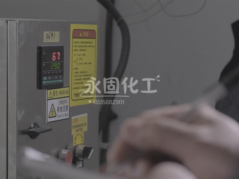 【深度技術解析】回南天木門開裂終結者！永固36%壓門膠實測數據揭秘：含水率≤9%背后的分子交聯技術